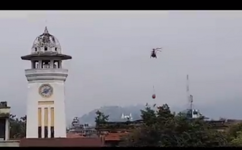 बालाजु औद्योगिक क्षेत्रको आगो निभाउन रानीपोखरीबाट हेलिकोप्टरले पानी ओसार्दै
