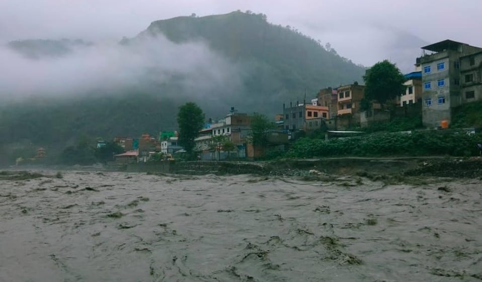 मेलम्चीमा गएराति पनि ठूलो बाढी, नदीले धार परिवर्तन गर्‍यो