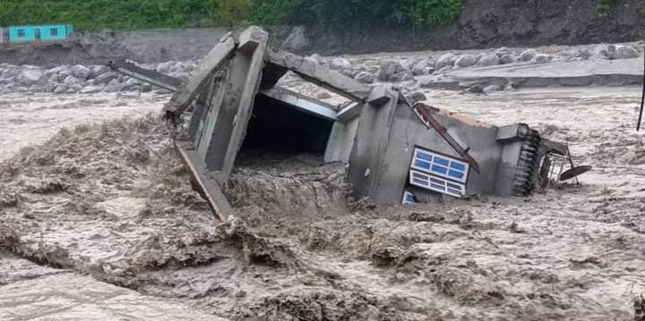 मेलम्चीमा निरन्तर बाढी, फेरि सात घर बगायो