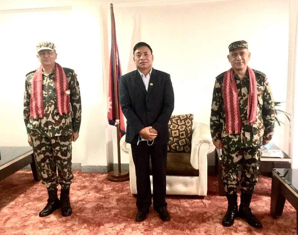 उपराष्ट्रपति पुनसँग प्रधानसेनापति थापाको बिदाई भेट
