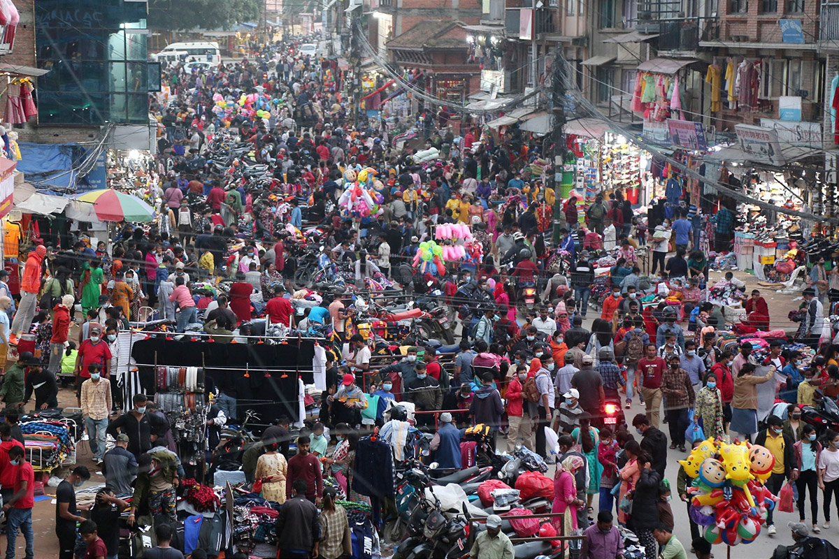 बढ्यो दसैंको चहलपहल, बजारमा किनमेल गर्नेको भीड