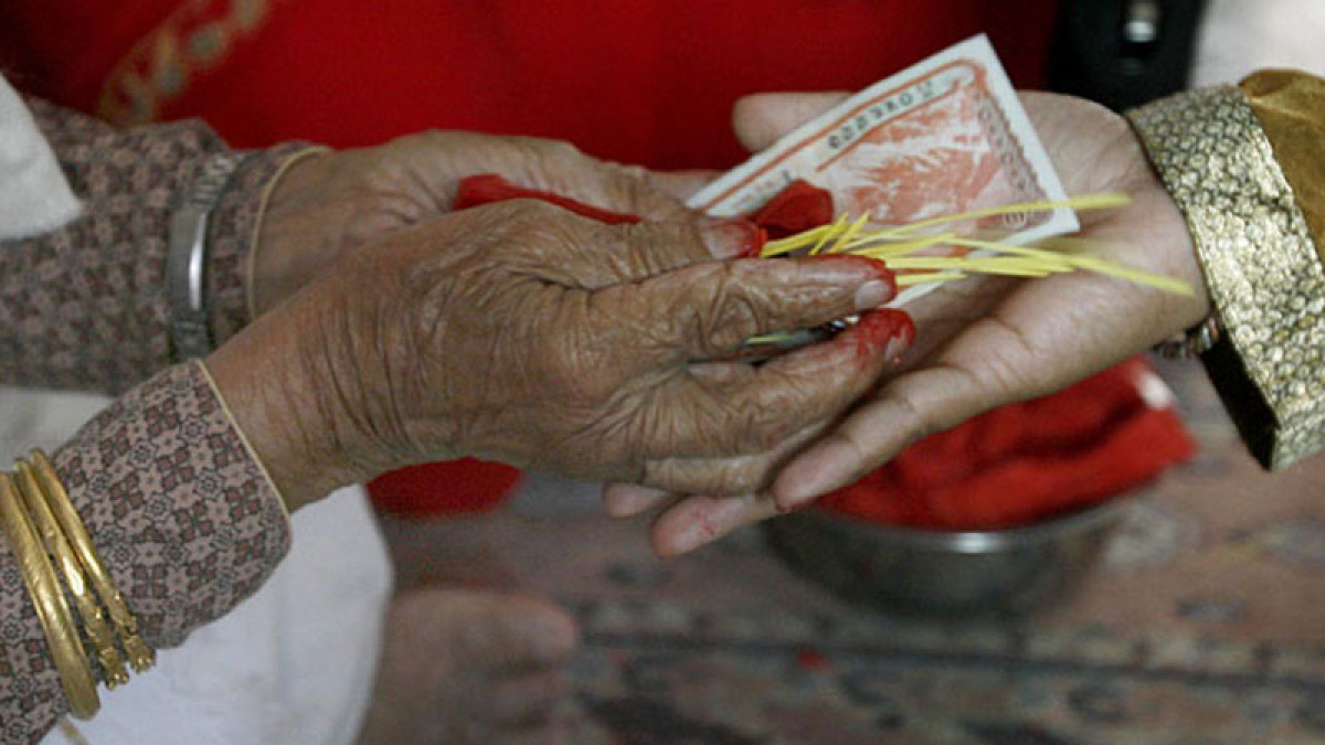 दक्षिणा पाउनुभयो ! अब यसो गर्नुस्, नत्र कारबाहीमा परिएला