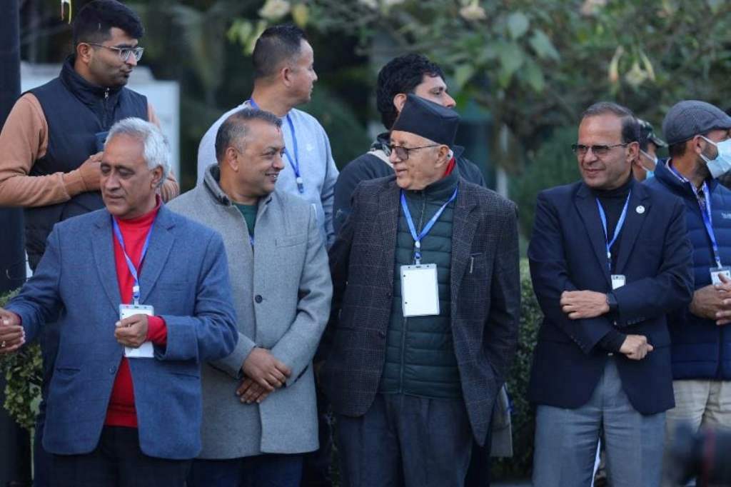 कांग्रेस महाधिवेशनः भोट माग्न नेताहरू मतदाताको लाइनमा