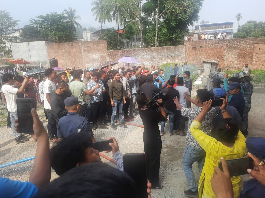 धरान उपमहानगरको मतगणनास्थलमा विवाद, कांग्रेसले जितेपछि माओवादी आन्दोलनमा उत्रियो