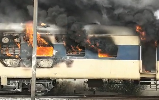 भारतमा हिंसात्मक प्रदर्शन, मोदी सरकारको विरोध गर्दै जलाइए १२ रेल