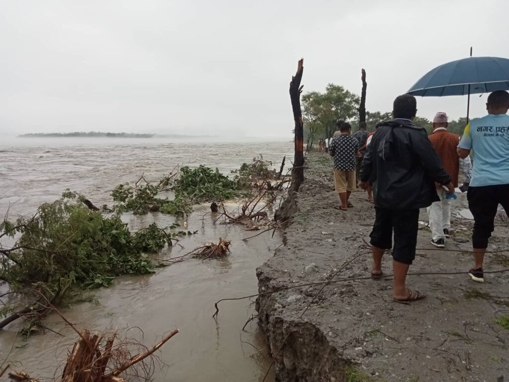 ३४ वर्षपछि पुरानै धारमा फर्कियाे सप्तकाेसी, नयाँ बस्तीहरू डुबानमा