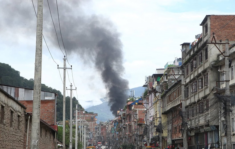 अझै नियन्त्रणमा आउन सकेन बालाजुस्थित जुत्ता उद्योगमा लागेको आगो