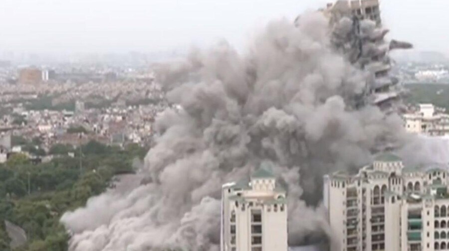 विष्फोट गरेर ढालियो भारतीय ट्विन टावर (भिडियो)