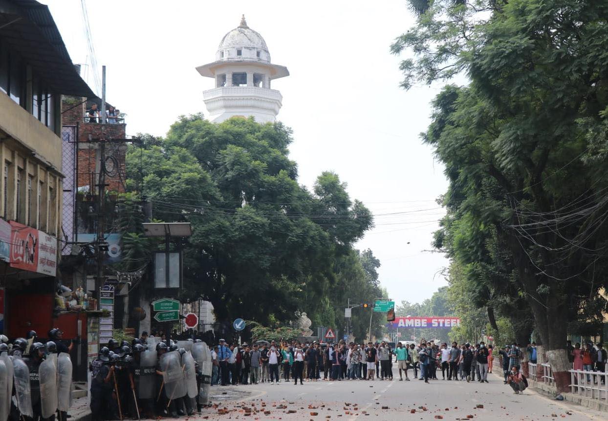 राष्ट्रपतिको पुत्ला दहन गर्न खोज्दा नेविसंघ र प्रहरीबीच ढुंगा हानाहान