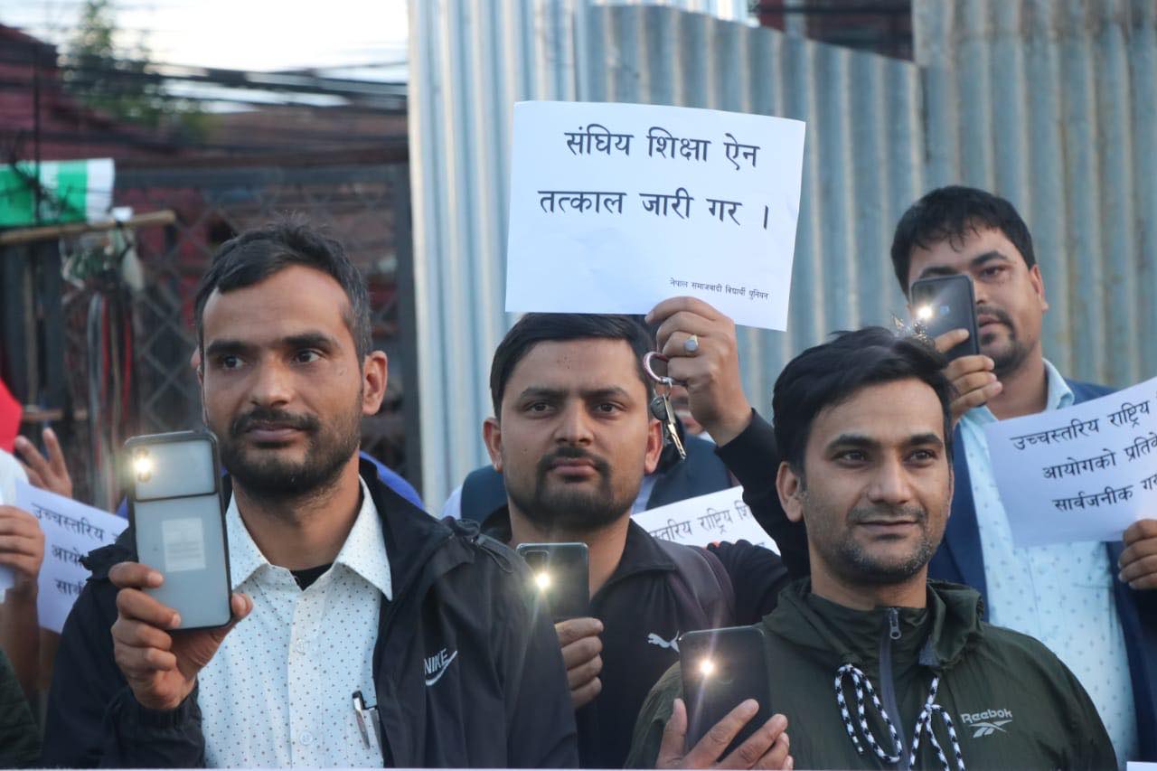 संघीय शिक्षा ऐन माग गर्दै नेपाल समाजवादी विद्यार्थीले गरे टर्च बालेर प्रदर्शन