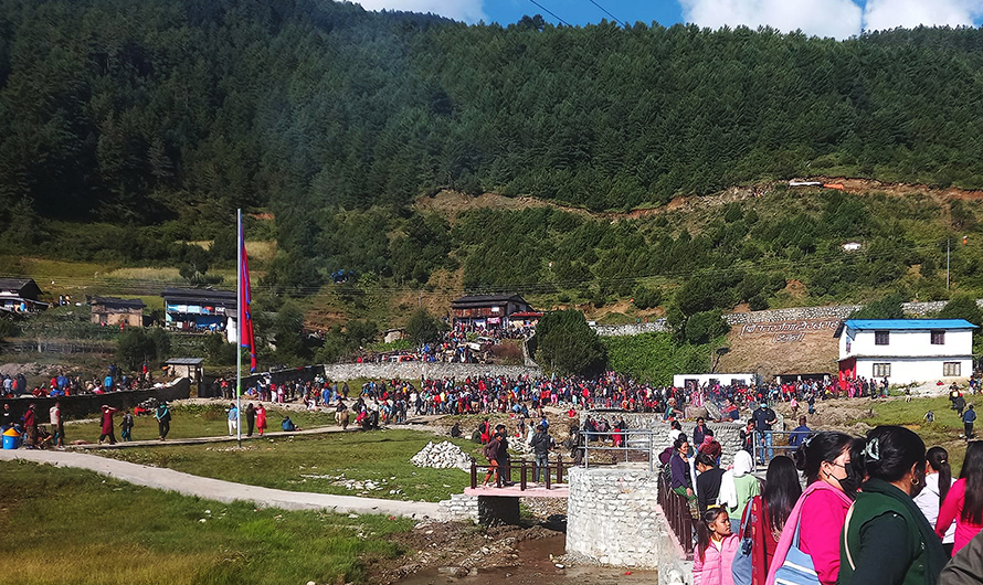 उत्तरगङ्गा ढोरबराहमा बिहानैदेखि दर्शनार्थीको घुइँचो