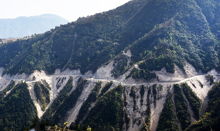 हेटौँडा-काठमाडौँ जोड्ने दुवै सडकमा पहिरो, बिहानैबाट यातायात अवरुद्ध