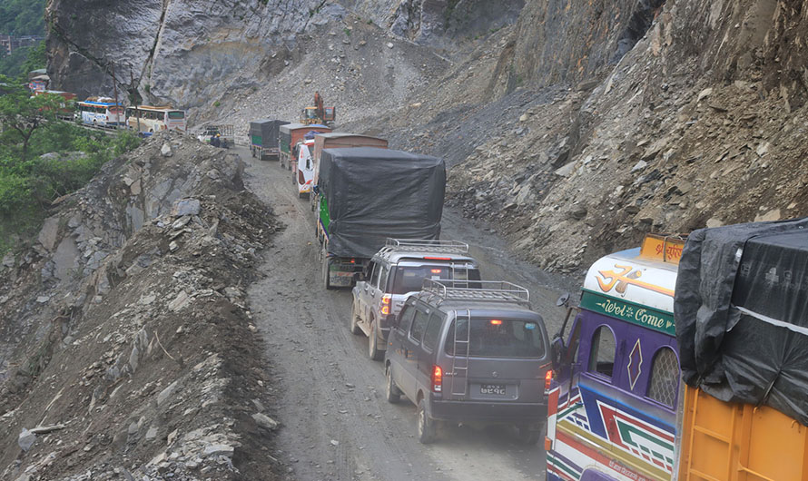 नारायणगढ-मुग्लिन सडकको भित्तो काट्ने काम अन्तिम चरणमा