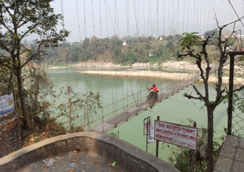 झोलुङ्गे पुलको भरमा देवघाट