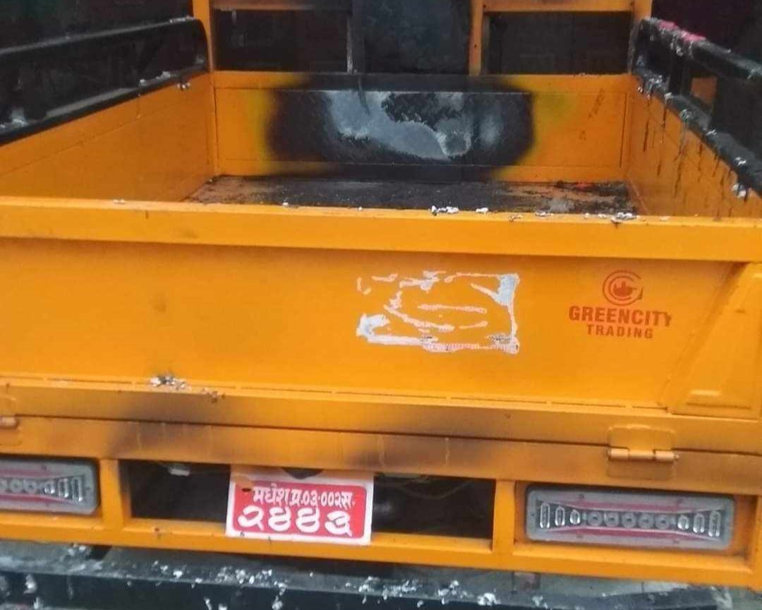 रौतहटमा अज्ञात समूहद्वारा रोकिराखेका ई लोडर रिक्शामा आगजनी