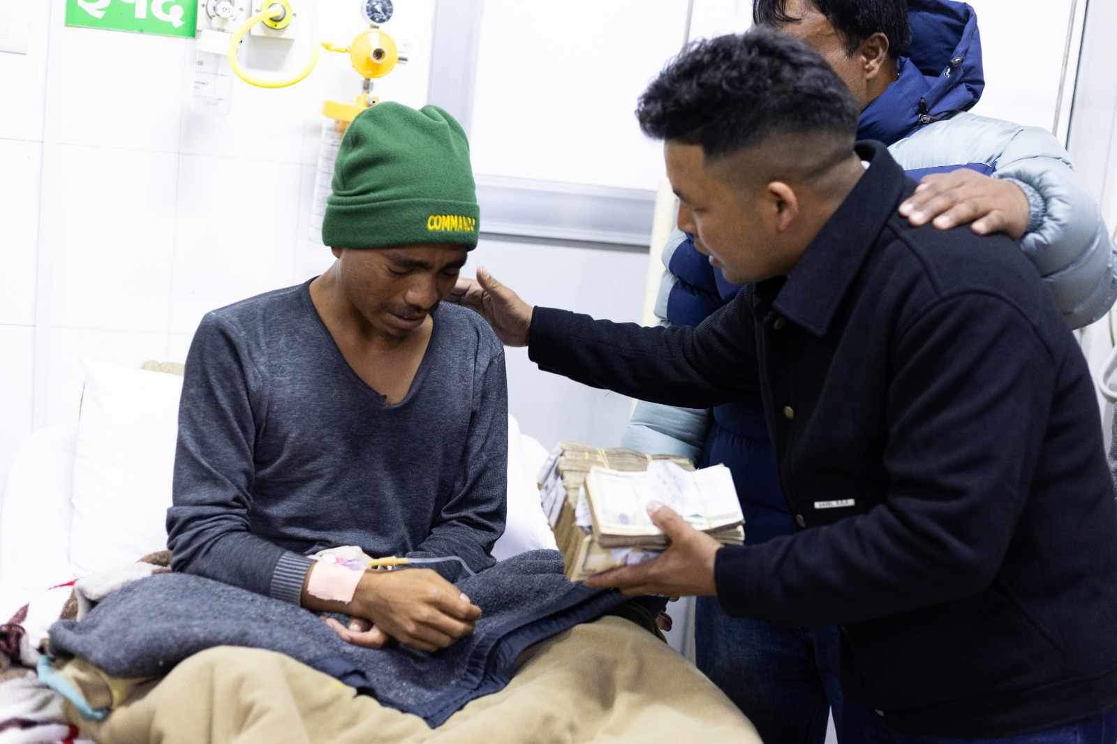 हिकाले अस्पतालकै बेडमा ६ लाख पाएपछि धरधरी रोए