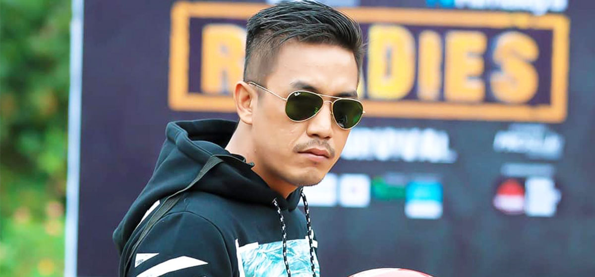 लाउरे र ब्याड कम्पनीको लाइभ प्रस्तुति हुँदै