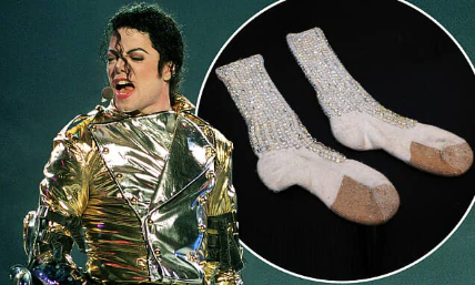 ८ हजार डलरमा बिक्यो माइकल ज्याक्सनको मोजा, कसले बेच्यो ?