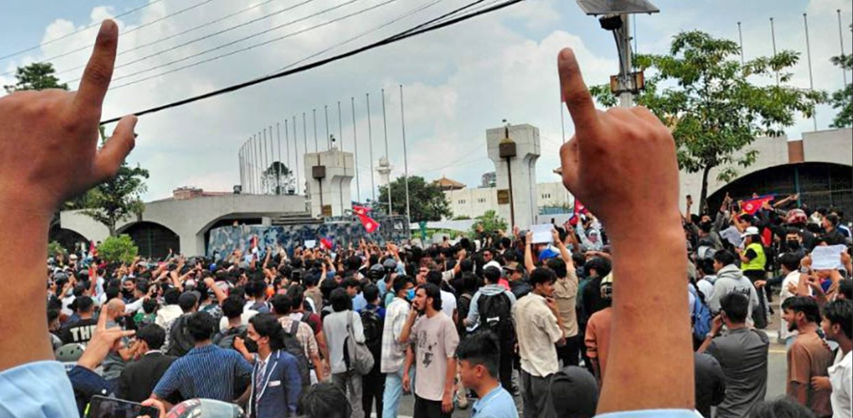 प्रदर्शनकारीले खोसे सशस्त्रको गाडी, संसद् भवन छिरेपछि प्रहरीद्वारा हवाई फायर
