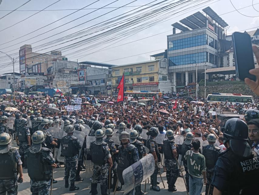 भरतपुर महानगरपालिकामा तोडफोड, प्रहरीले हान्यो अश्रुग्यास