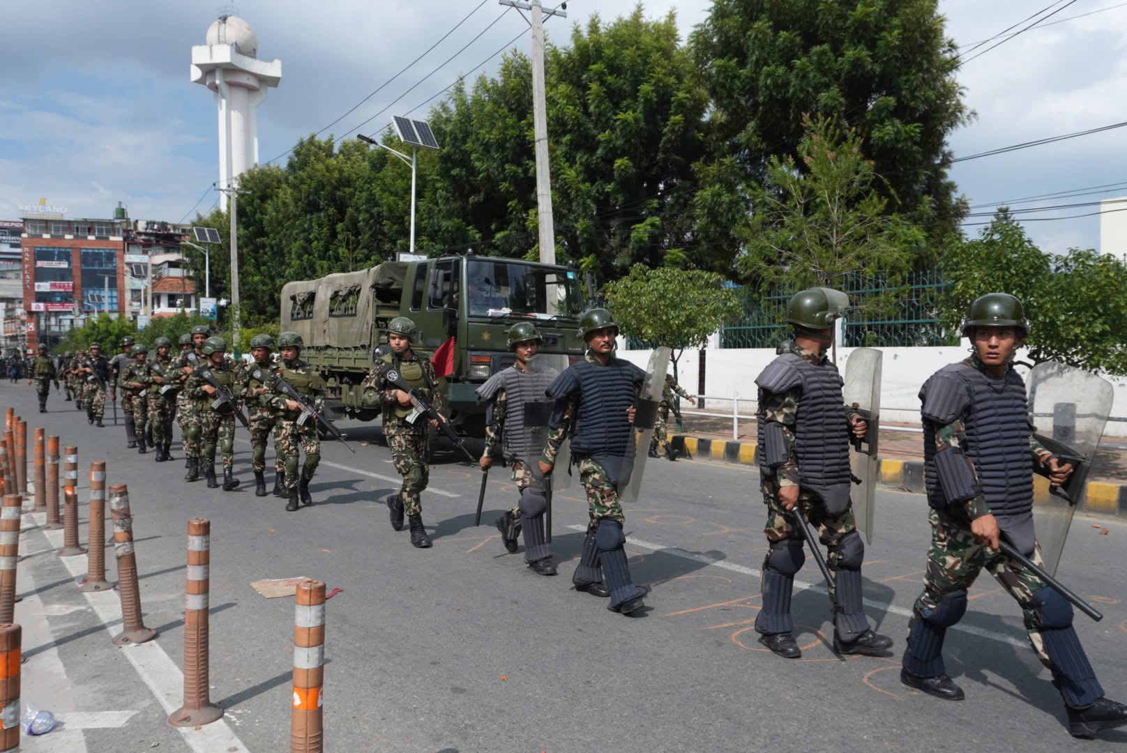 प्रहरी कार्यालयबाट लुटिएका हतियार बुझाउन सेनाको आग्रह