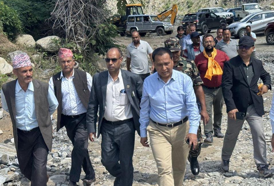 दशैंको दिन पनि सडक तथा पुल निरीक्षणमा निस्कीए मन्त्री घिसिङ