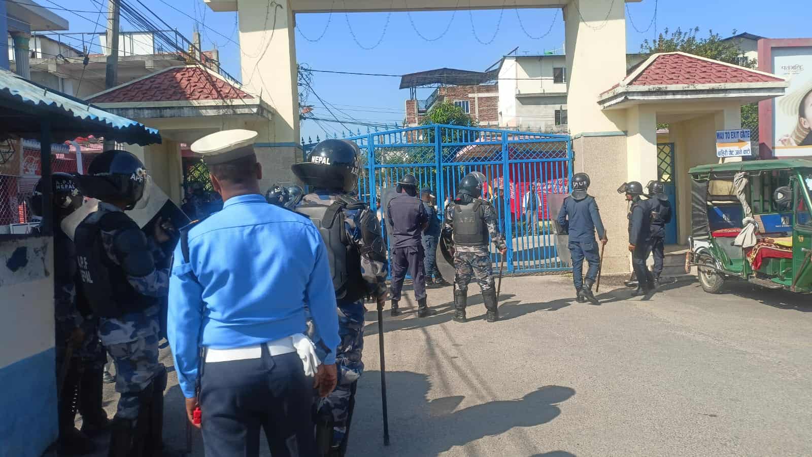 सिमरा तनाव : एमाले कार्यकर्तासँगको झडपपछि आक्रोशित समूहद्वारा गेट भत्काइयो, कर्फ्यू जारी