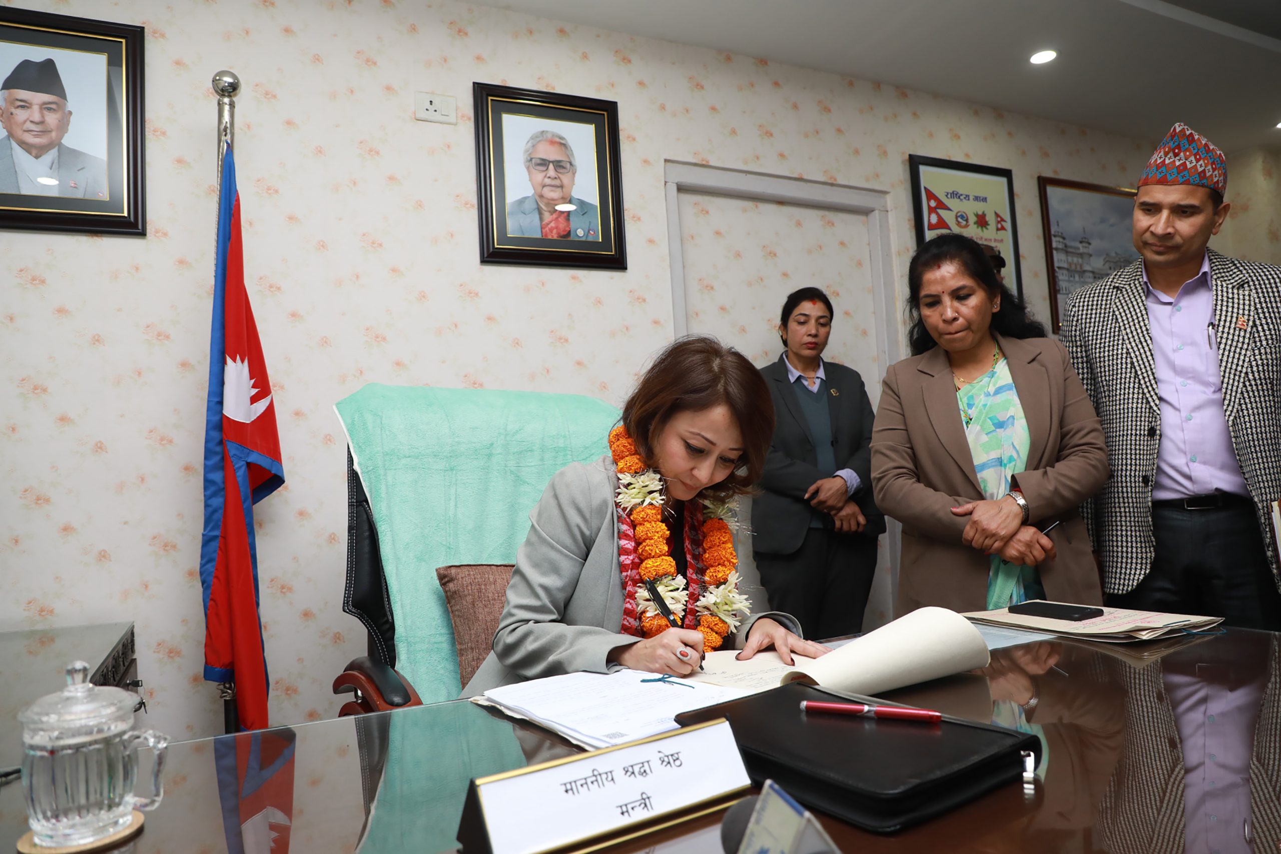 नवनियुक्त मन्त्री श्रेष्ठले सम्हालिन् पदभार