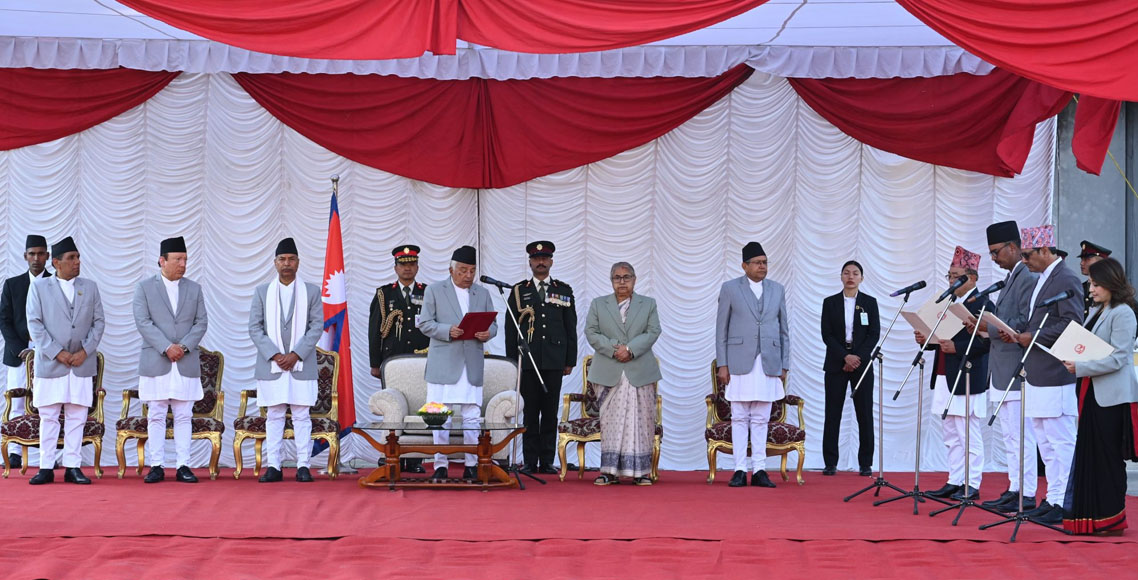 चार नवनियुक्त मन्त्रीले पद तथा गोपनीयताको शपथ लिए, मन्त्रिपरिषद् १४ सदस्यीय