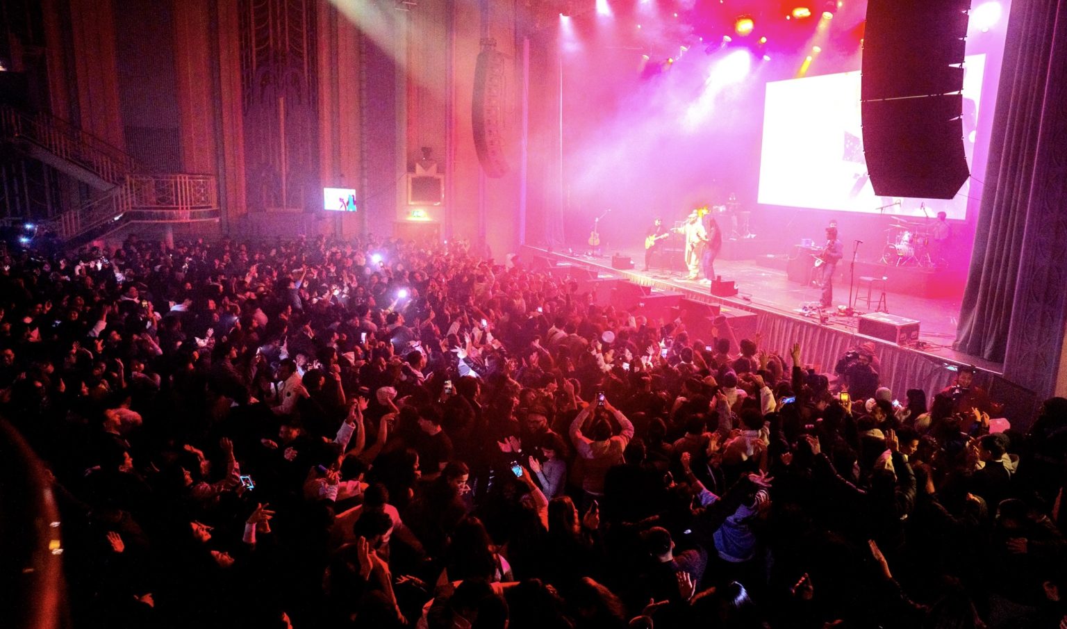 लन्डन ट्रोक्सीमा हजारौं दर्शकमाझ ब्याण्डसहित गुञ्जिए सुजन चापागाईं