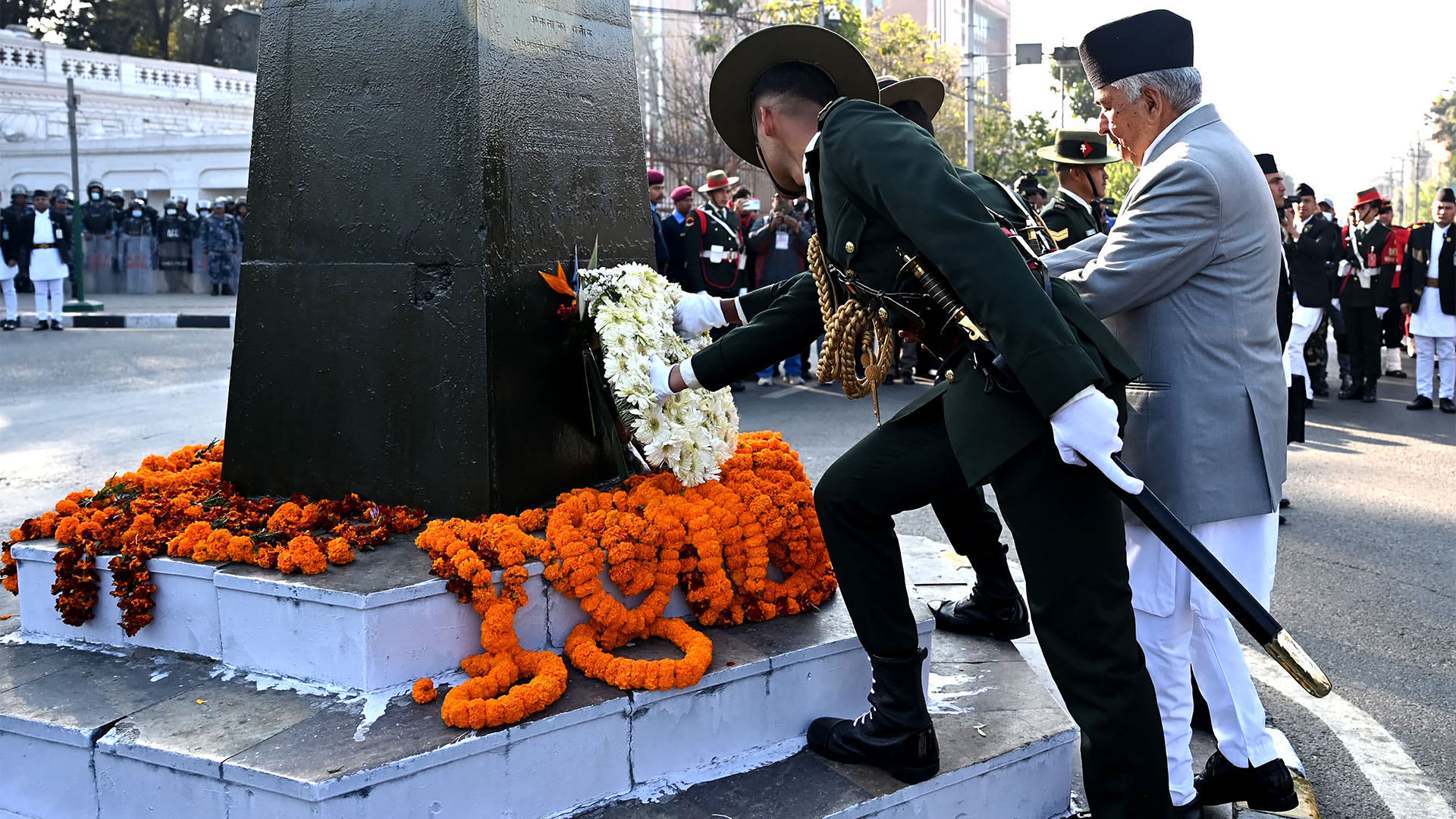 राष्ट्रपतिद्वारा पृथ्वी जयन्तीको अवसरमा पृथ्वीनारायण शाहको सालिकमा पुष्पहार अर्पण