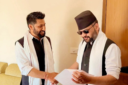 बालेनले लिए रविको हातबाट झापा–५ को टिकट