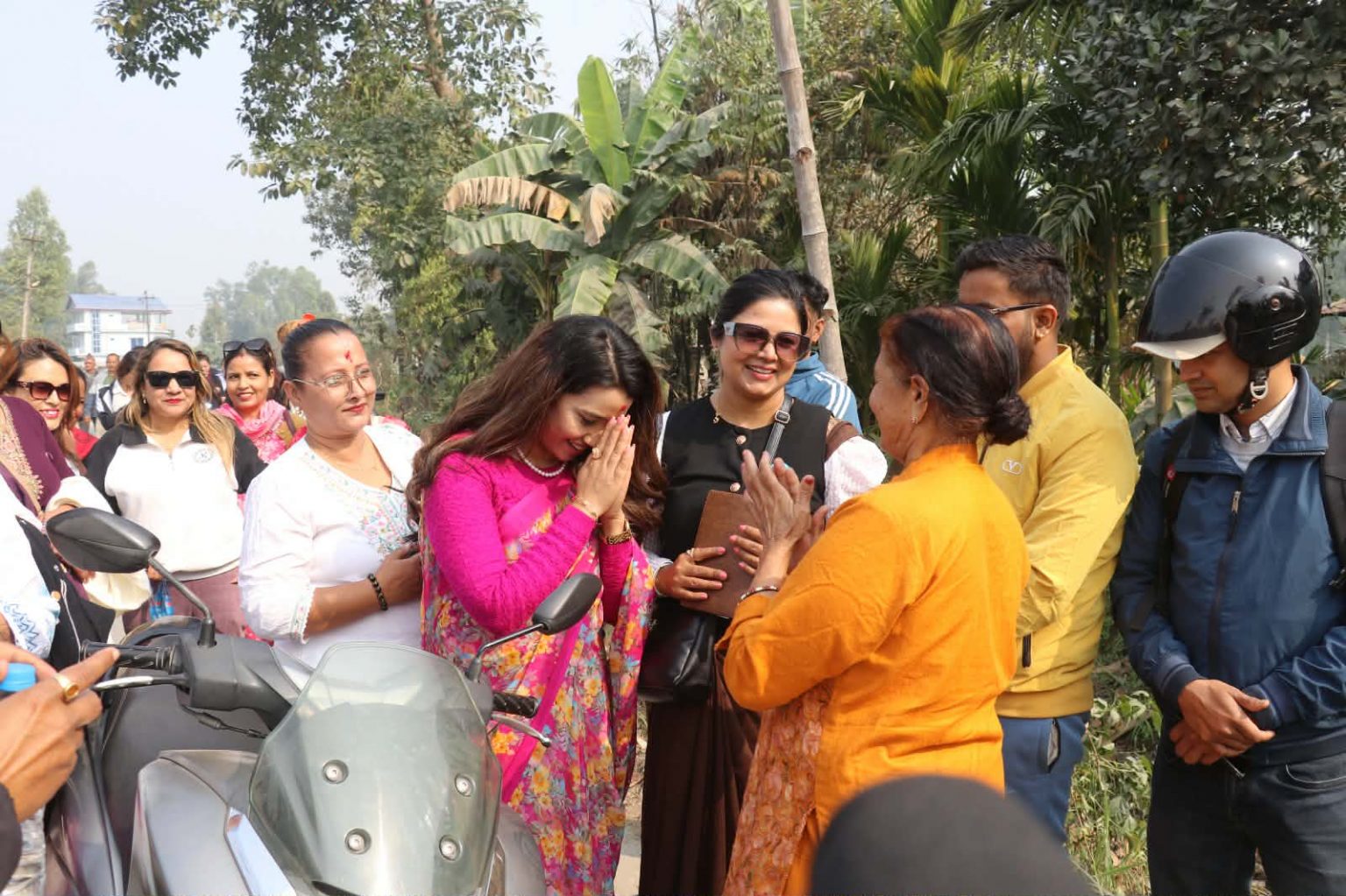 झापा ५ मा बालेनबिनै रास्वपाको घरदैलो, पत्नी सविना पनि सहभागी