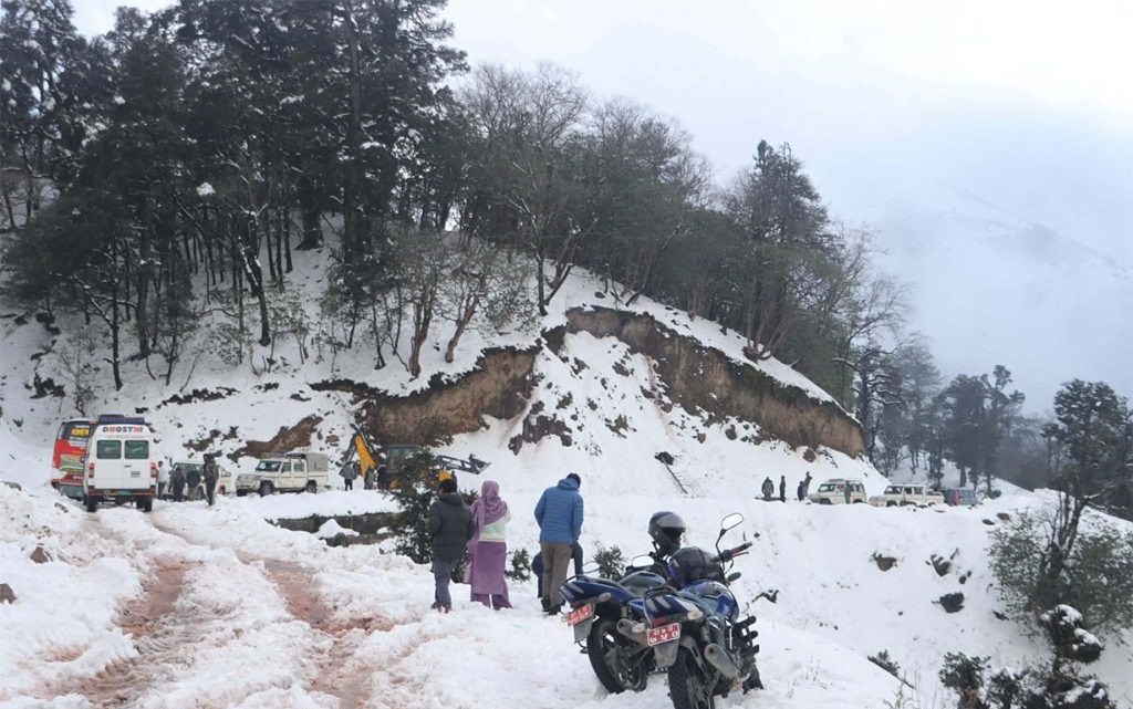 हिमपातका कारण मध्यपहाडी लोकमार्ग अवरुद्ध, सडकमा फसेका करिब ३०० यात्रुकाे गरियाे उद्दार