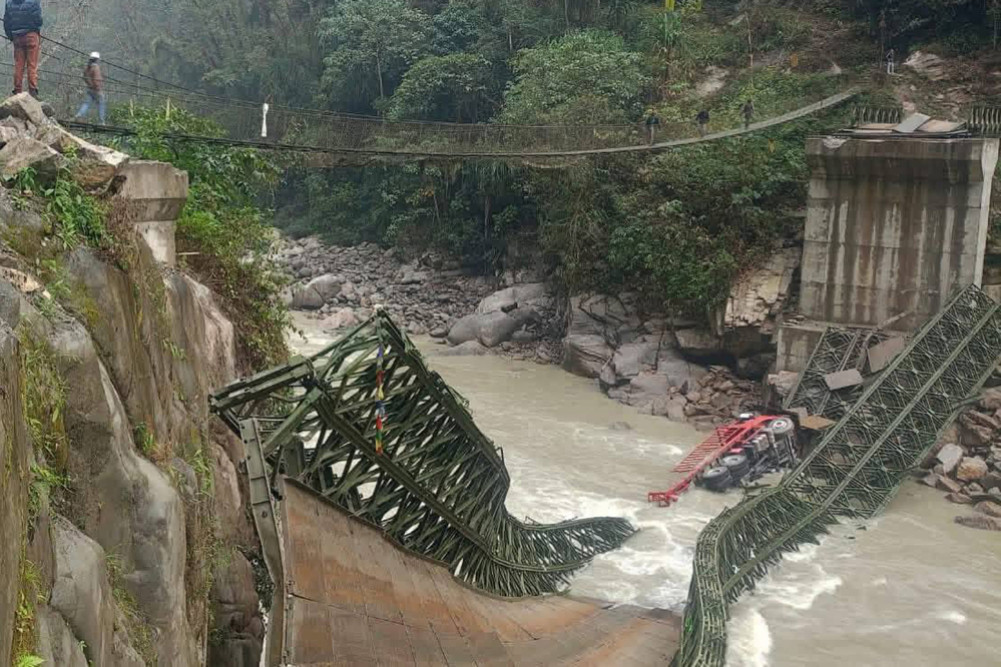 ट्रक तार्ने क्रममा अरुण नदीको बेलीब्रिज भाँचियो