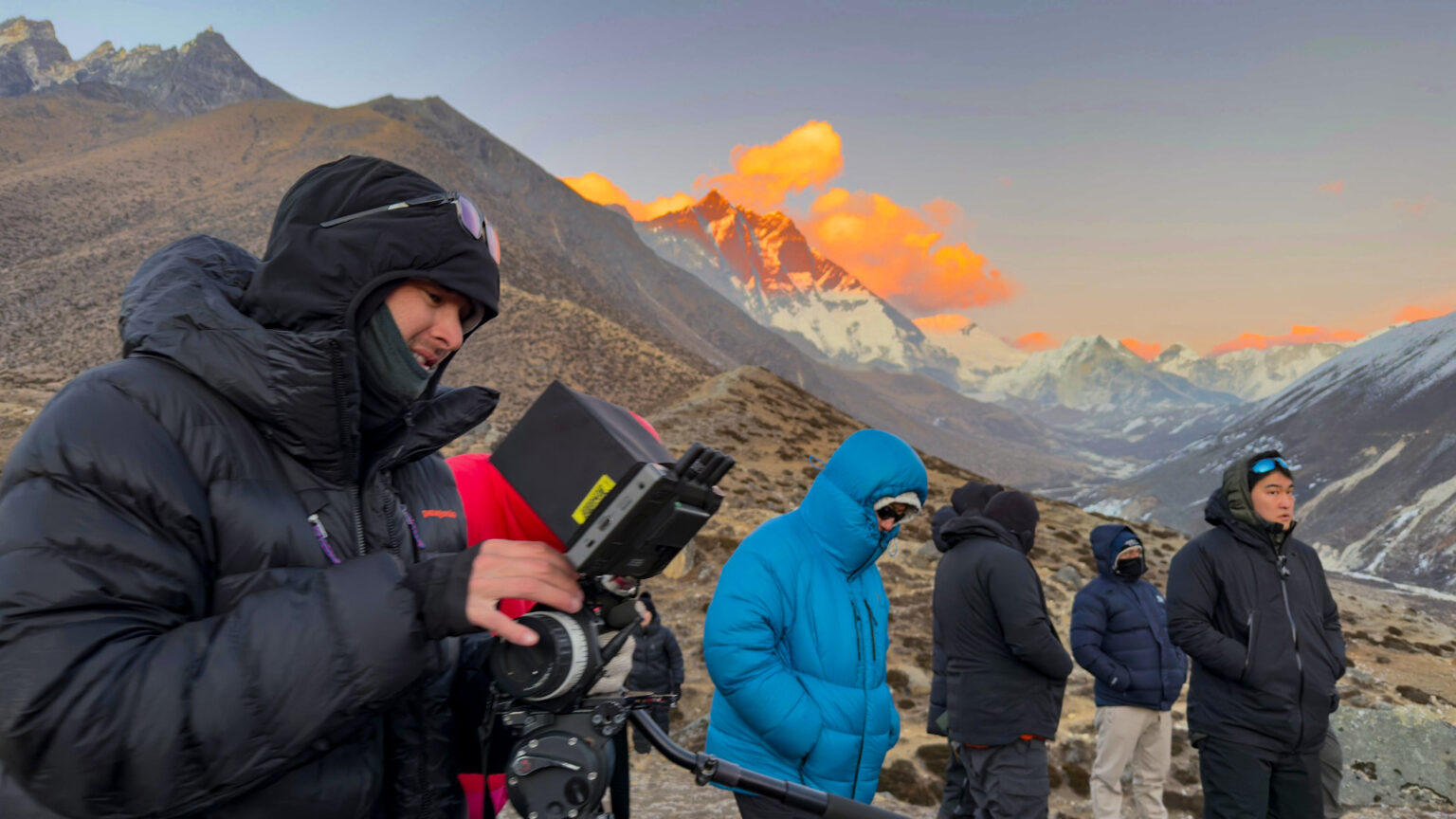 सुनसान सगरमाथा आधार शिविरमा अन्तर्राष्ट्रिय विज्ञापन छायाँकन