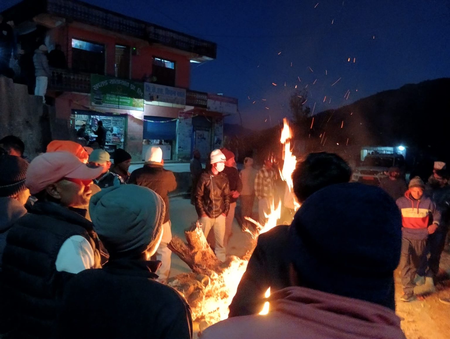 जन्ती बस दुर्घटना : सवारी धनी र समितिले चासो नराखेको भन्दै सडक अवरुद्ध