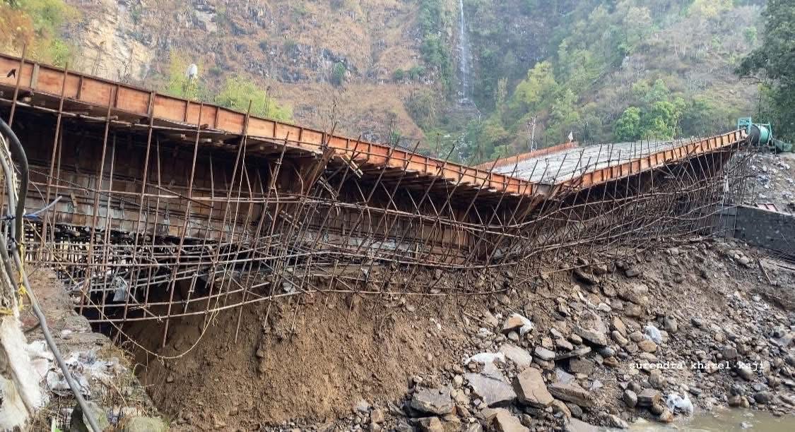 पाँचथरको मेवाखोलामा र ताप्लेजुङको नेरुवा खोलामा बन्दै गरेका पुल भाँचिए