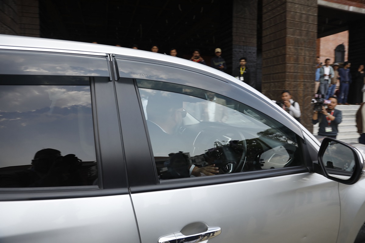 शपथ लिनेबित्तिक्कै आफैं गाडी हाँकेर संसद्‍बाट बाहिरिए बालेन्द्र