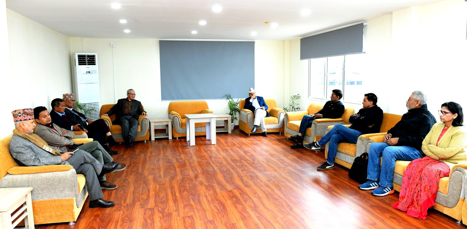 ओली पक्राउविरुद्ध राजनीतिक र कानुनी प्रतिवाद गर्ने एमालेको निर्णय