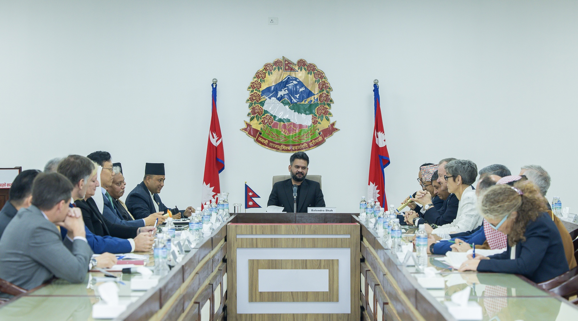 प्रधानमन्त्रीसँग नेपालका विभिन्न देशका राजदूत तथा कूटनीतिक नियोग प्रमुखहरूद्वारा सामूहिक भेट