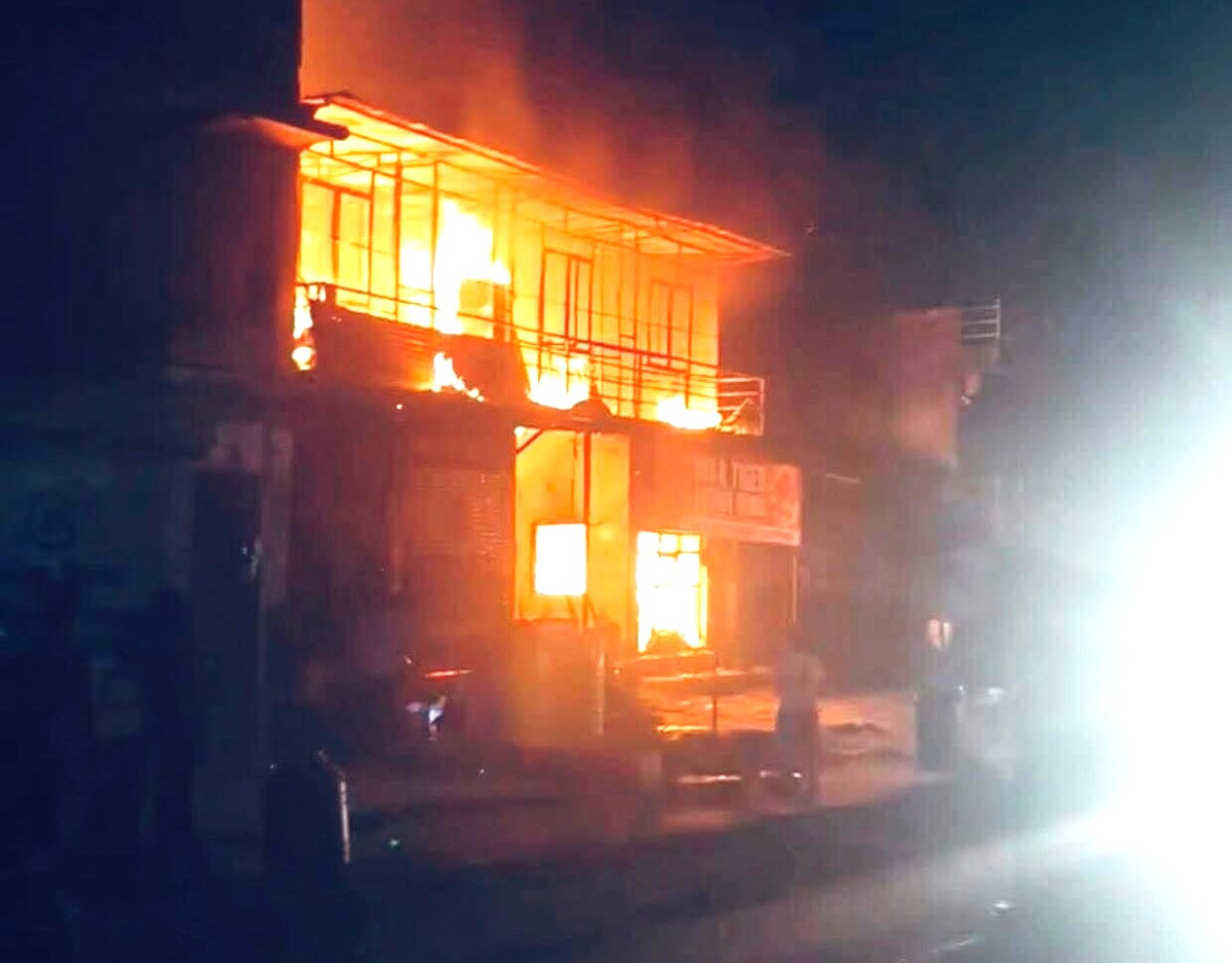 बाह्रविसेमा भीषण आगलागी : करोडौंका औषधि जले, नगरपालिकाको दमकल भने स्टार्ट नै भएन