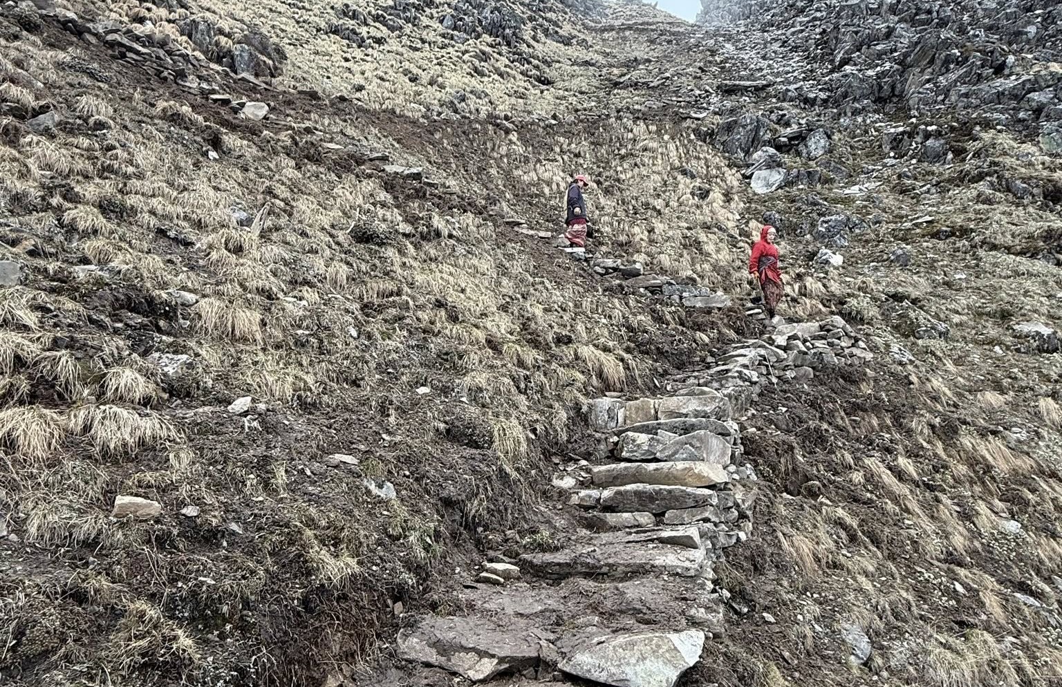 धादिङको रुबीभ्यालीमा कठिन भूगोल छिचोल्दै पदमार्ग निर्माण