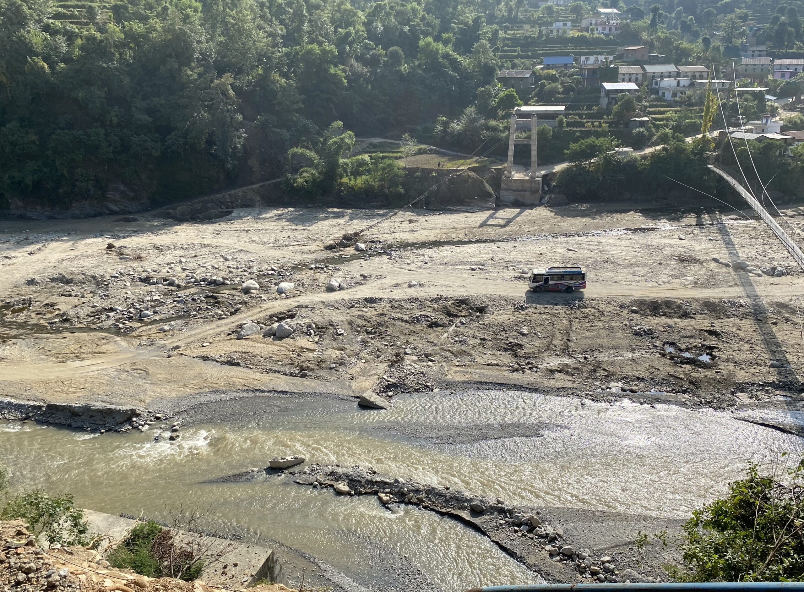 बिपी राजमार्गको रोशी क्षेत्रमा सवारी संचालनमा रोक