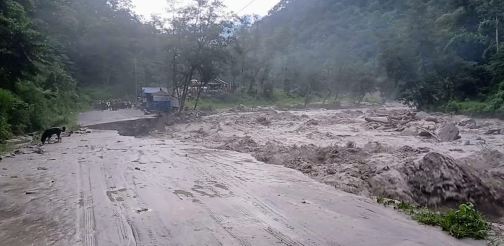 मोदी खोलाले सडक बगायो, घान्द्रुक पुगेका ३०० पर्यटक अलपत्र