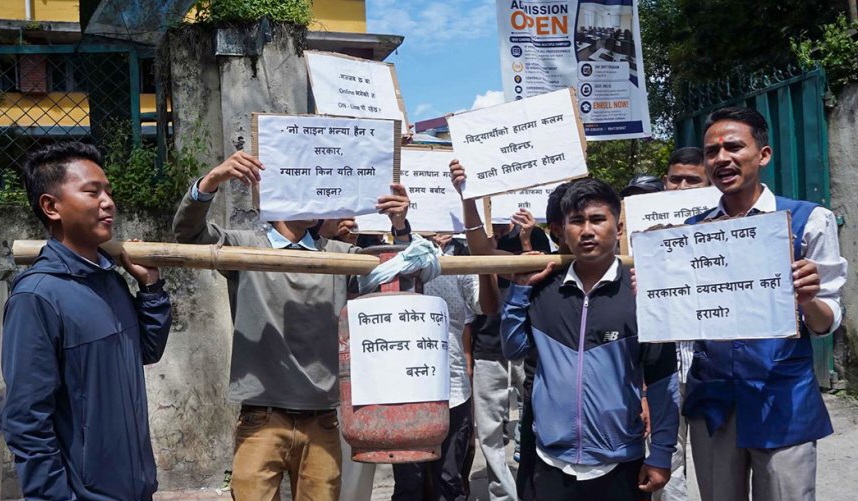 रित्तो सिलिन्डर बोकेर बालेन सरकारविरुद्ध नेविसंघको प्रदर्शन