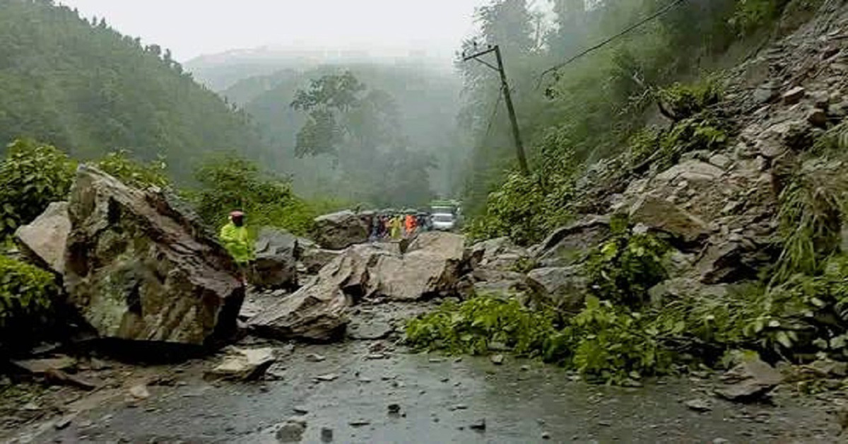 अविरल वर्षाले देशभरका विभिन्न सडक अवरुद्ध